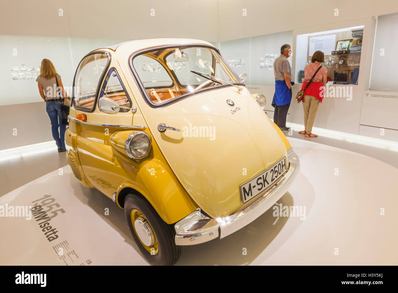In Germania, in Baviera, Monaco di Baviera, Museo BMW, Display della BMW 1955 Isetta Foto Stock
