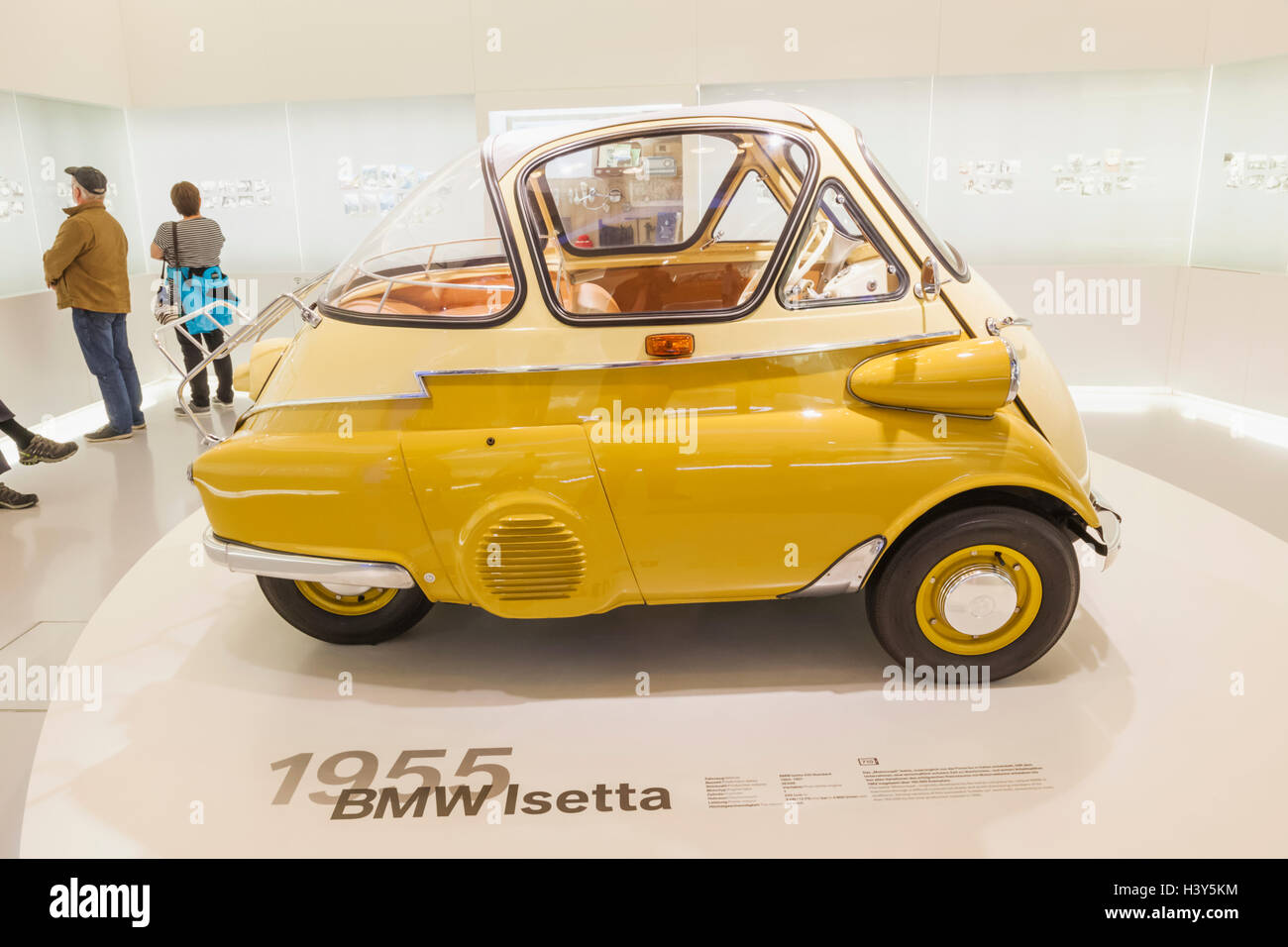 In Germania, in Baviera, Monaco di Baviera, Museo BMW, Display della BMW 1955 Isetta Foto Stock