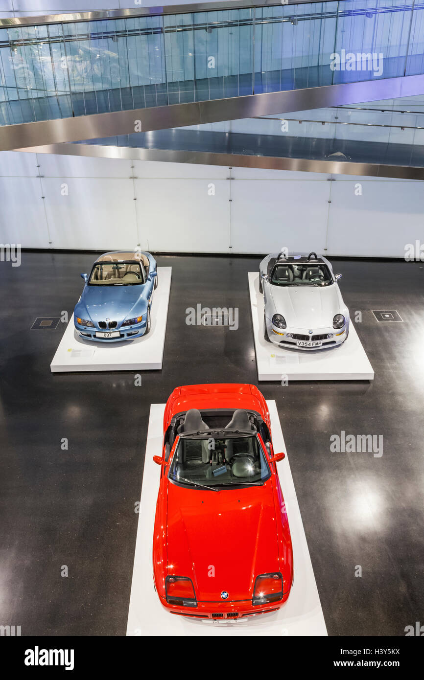 In Germania, in Baviera, Monaco di Baviera, Museo BMW, display del centro storico di veicoli BMW Foto Stock