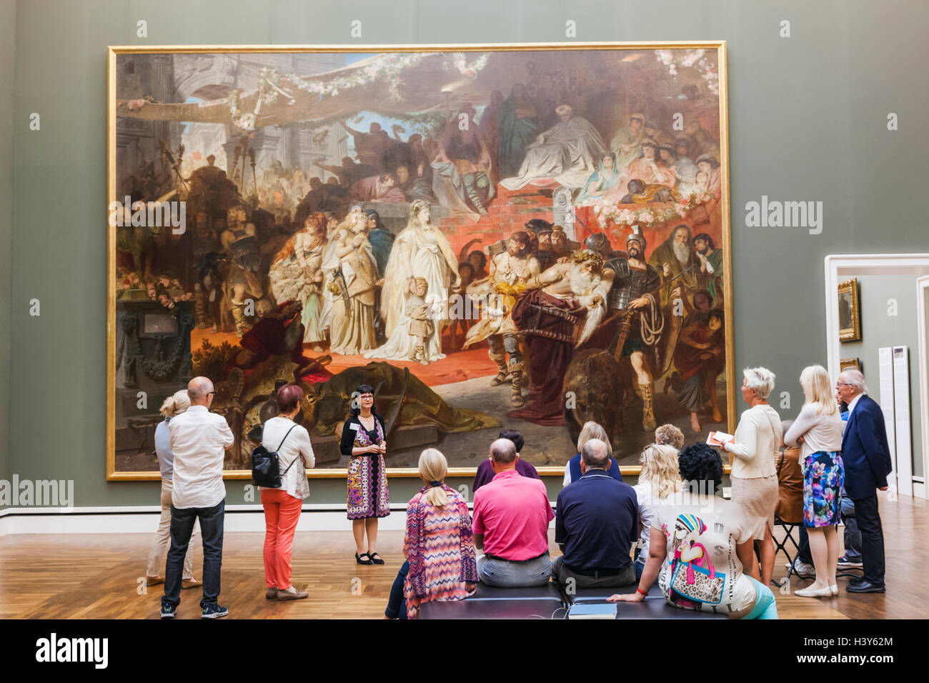 In Germania, in Baviera, Monaco di Baviera, il nuovo Museo Pinacoteca (Neue Pinakothek), gruppo di Tour guardando artwork Foto Stock
