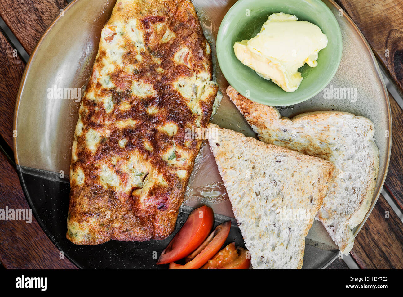 Frittata frittata con toast pasto semplice set colazione Foto Stock