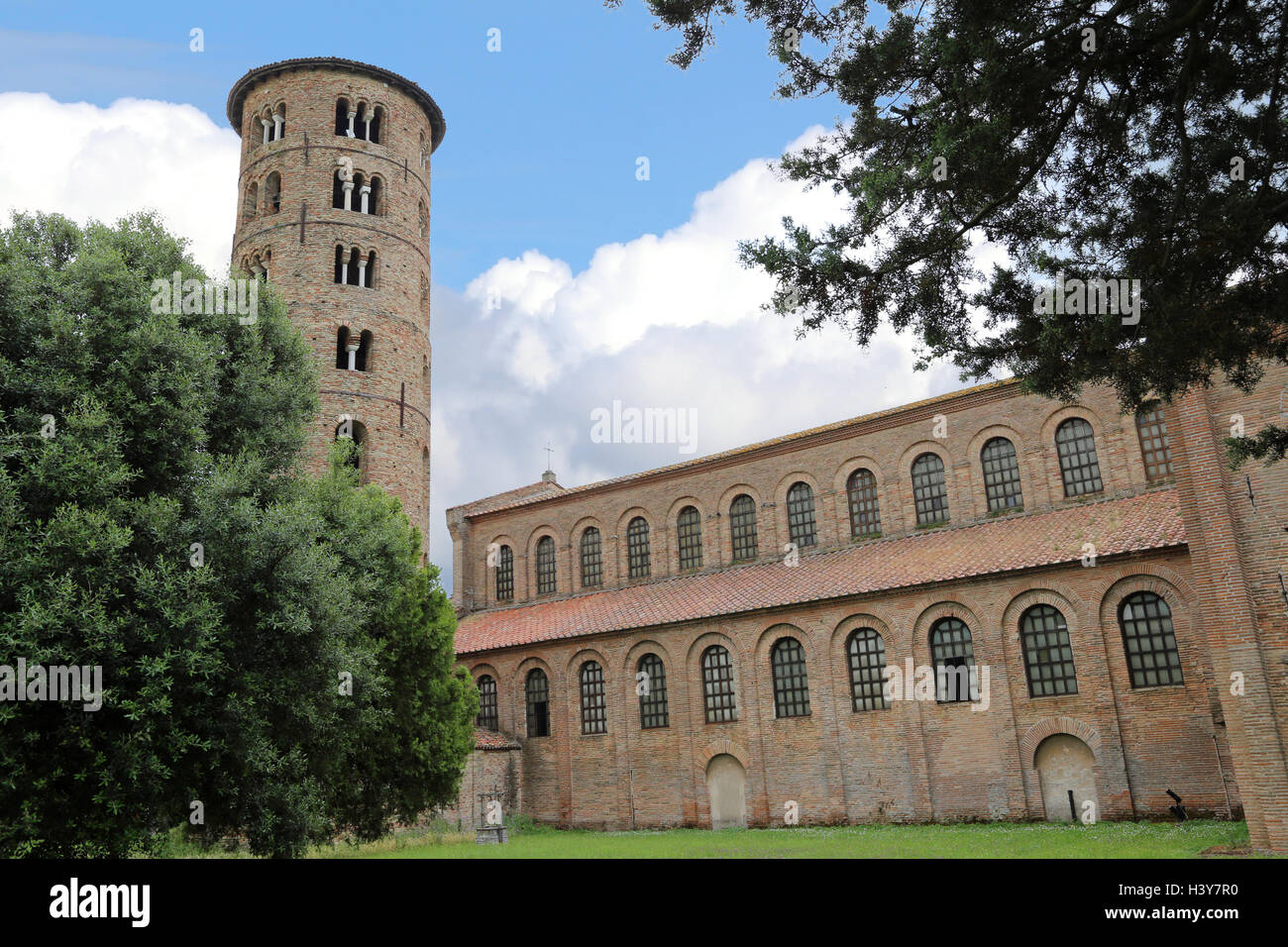 Antica torre campanaria in mattoni rossi della basilica di San Apollinare in Classe vicino alla città di Ravenna in Italia Foto Stock