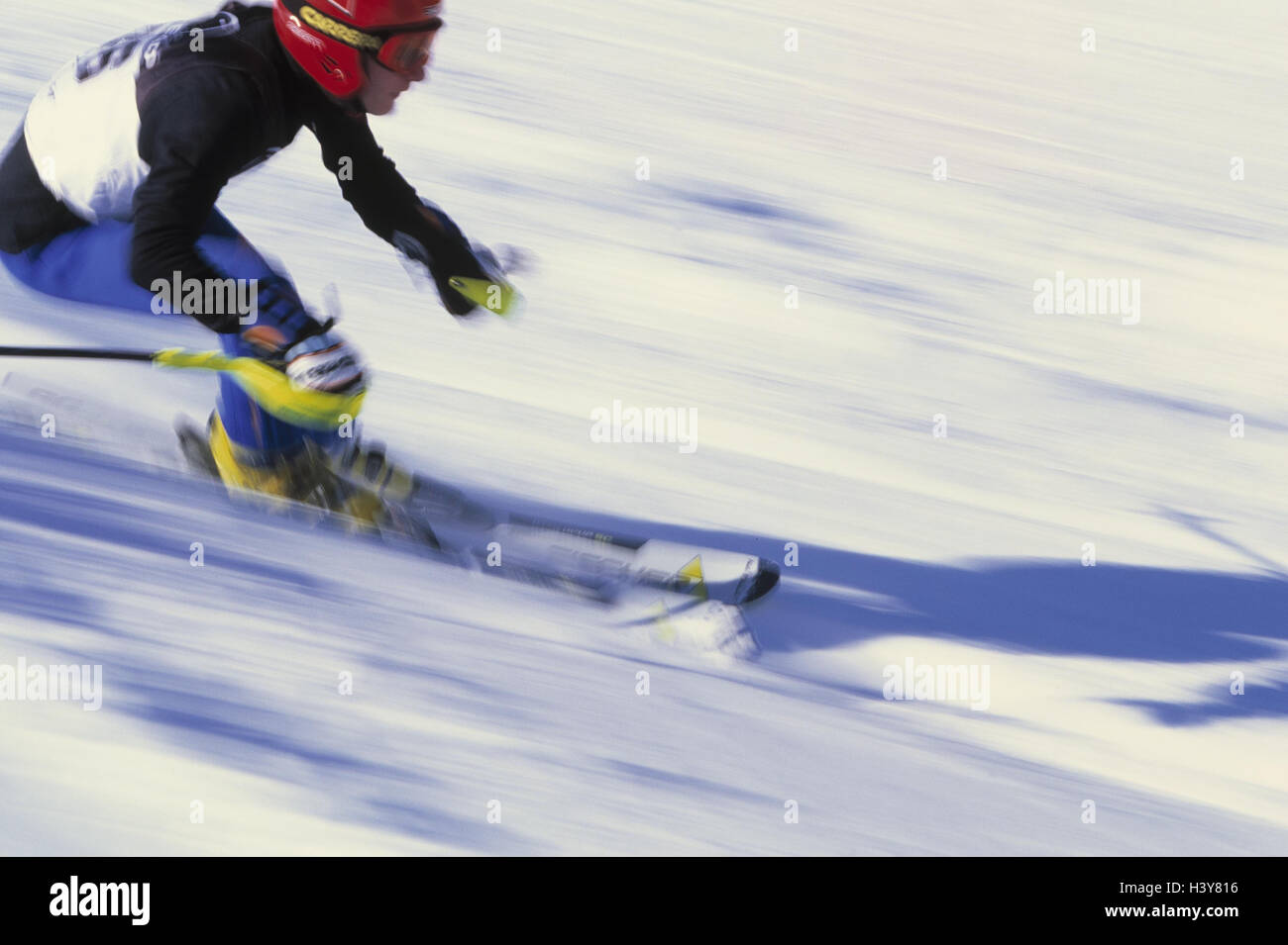 Il corridore di sci, aiutato a tirare, blur Sci, corsa in discesa, slalom gigante, gigantesche obiettivo fogliame, sci alpino, gara di sci, razza, evento racing driver, sciatore, sci, sport alpino, dello sport e del tempo libero, hobby, attività, velocità dinamica, motion, ritmo, dotare di sci Foto Stock
