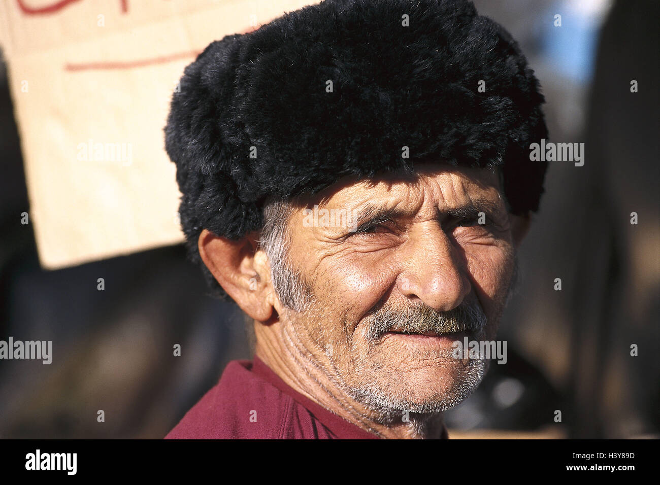 Iran, cavo Anzali ares, senior, cappuccio di pelliccia, ritratto, il Medio Oriente, anteriore est, vicino Oriente, uomo iraniano, locale, cap, copricapo, visualizza fotocamera, espressione facciale, giocare seriamente, esterno Foto Stock