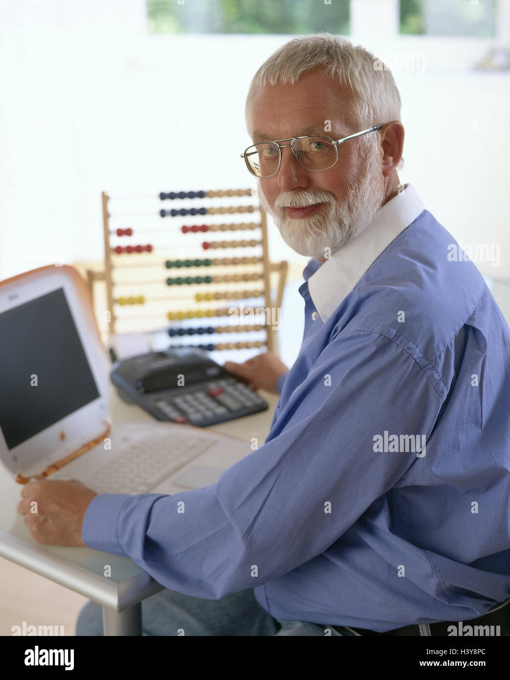 Senior, bicchieri, iBook, macchina per calcolare, Abacus, icona, dello sviluppo, del progresso, uomo di interesse, continuando istruzione, istruzione, calcolare il contrasto, elaborazione dati, far scorrere la regola, vecchio, nuovamente, confronto, contrasto analogia, in una vecchia maniera, moderno, ho Foto Stock