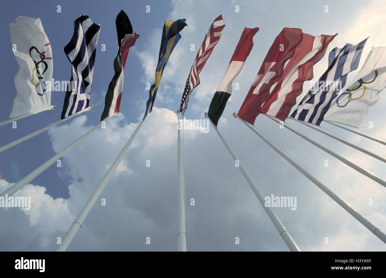 Bandiere, internazionalmente, Grecia, bandiere, colpo, pennone, pennoni, decorare con le bandiere, bandiera olimpica, Olympic bandiere, bandierine olimpico, dal di sotto Foto Stock