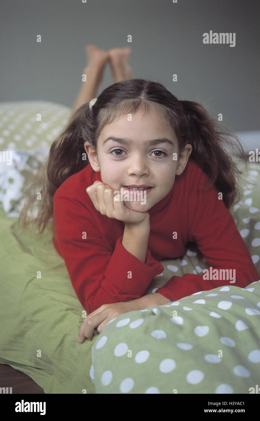 Bed, ragazza, giacciono, aggiungere il supporto di testa, all'interno, bambino, 9 anni, Felice, sorriso, contently, soddisfazione, felice, umore, positivamente, espressione Foto Stock