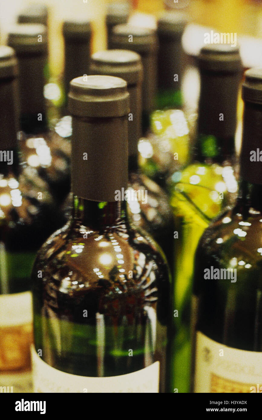 Bottiglie di vino rosso, vicino, ancora in vita, vino, flaconi, bottiglie di vino, vino rosso, vino bianco, le vendite del vino, il commercio del vino, bere alcol Foto Stock