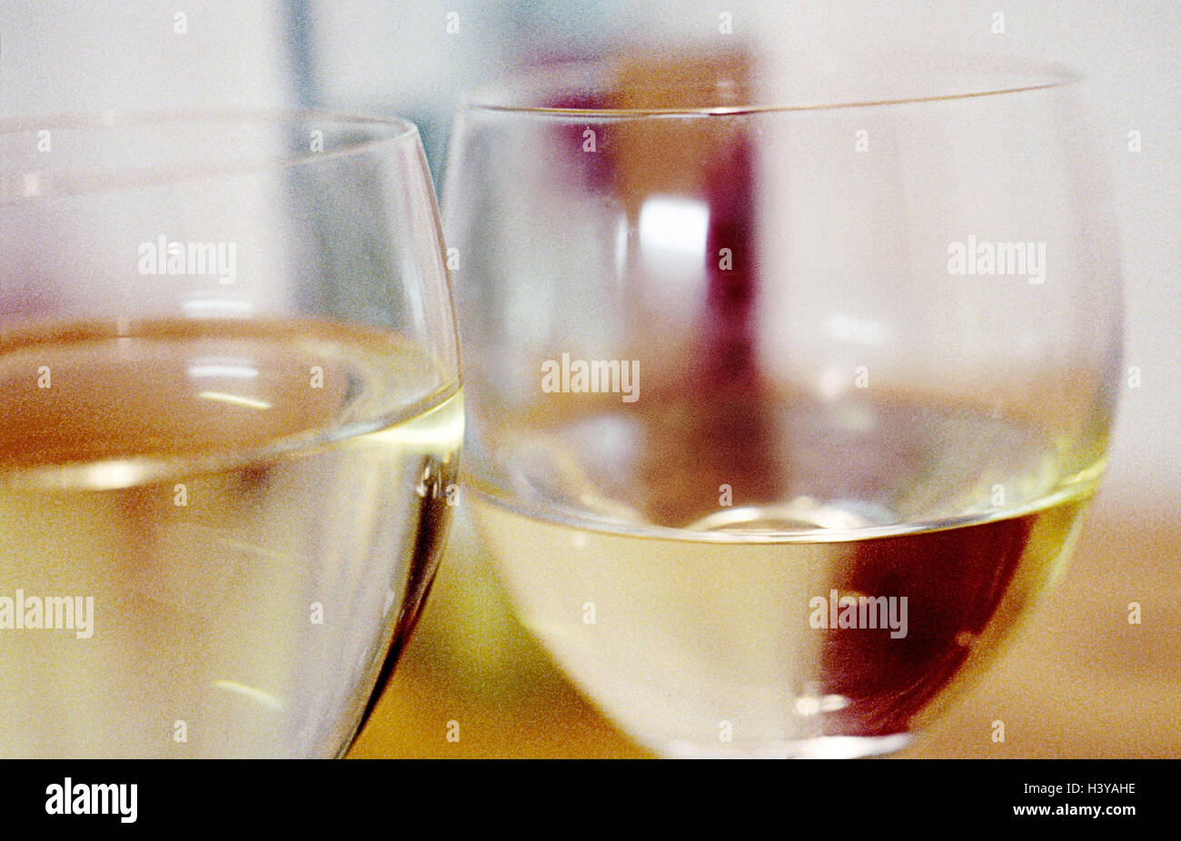 Calici da bianco, vicino, ancora in vita, la fotografia del prodotto, vino bianco, vino, wineglass, wineglasses, bicchieri di vetro, due, alcol e bevande alcoliche, Foto Stock