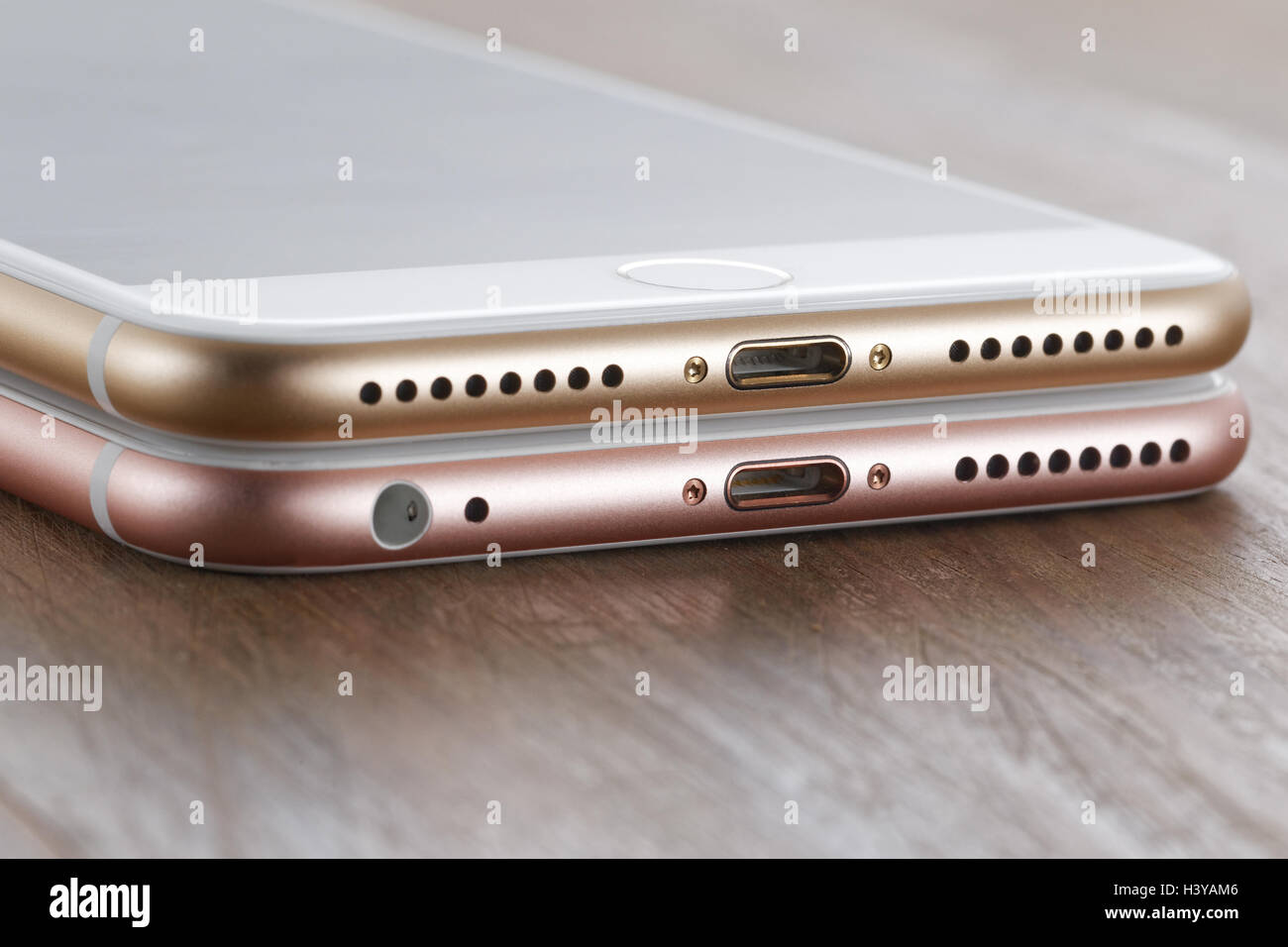 Golden iPhone 7 Plus(sulla sommità) e rosa 6 Plus(inferiore) il jack cuffie  assente sul nuovo 7 Plus Foto stock - Alamy