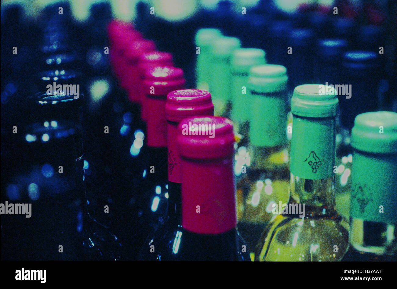 Le bottiglie di vino, diversamente, vicino, ancora in vita, la fotografia del prodotto, vino, vino bianco, vino bianco, vino bianco bottiglie vino rosso, bottiglie di vino rosso, il vino scambi, vendite, scelta tipi di vino, vini imbottigliati, alcol Foto Stock