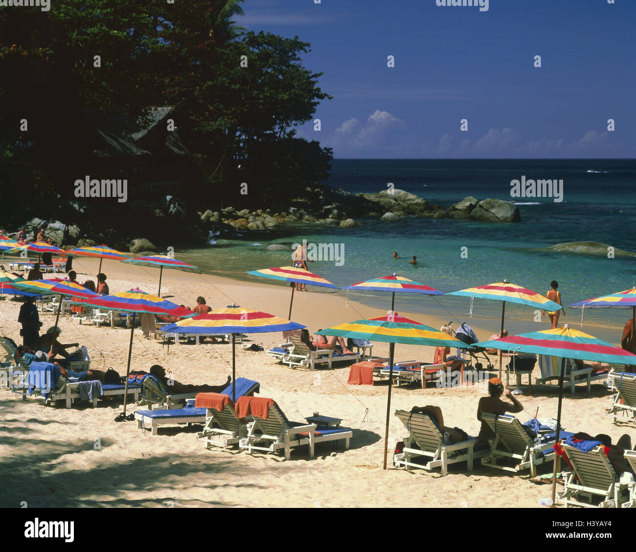 Thailandia Phuket, Patong Beach, turistico, spiaggia sabbiosa, mare oceano Indiano, vacanze, turismo, bagnanti, vacanzieri, bagno bay Foto Stock