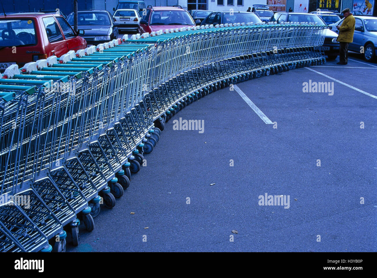 Supermercato, parcheggio, carrello uno dopo l'altro, esterno, serie, spinto in ogni altra, shopping, auto, auto passeggeri, Foto Stock