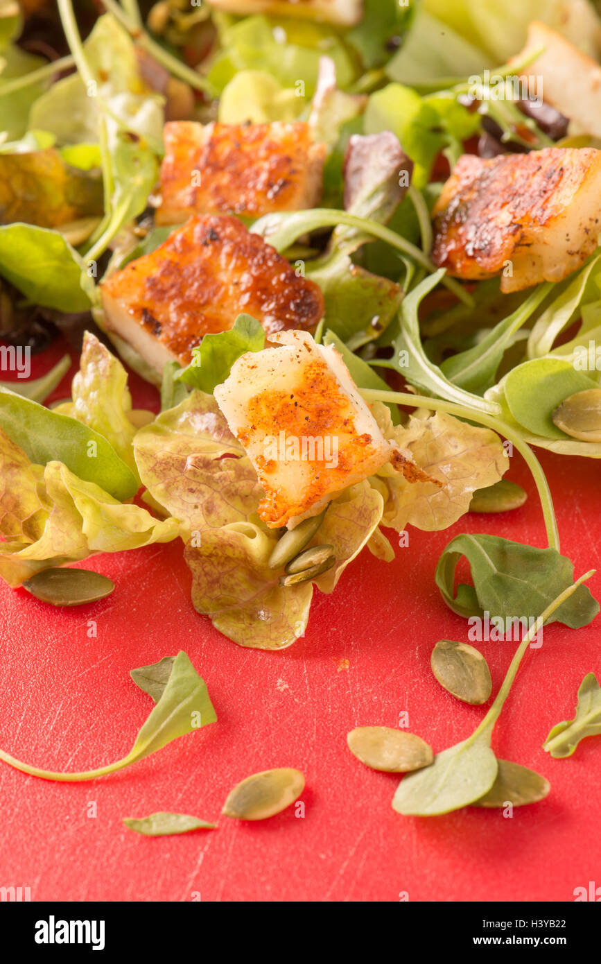 Insalata con formaggio halloumi in stretta verso l'alto. Vegetariano cibo sano. Foto Stock