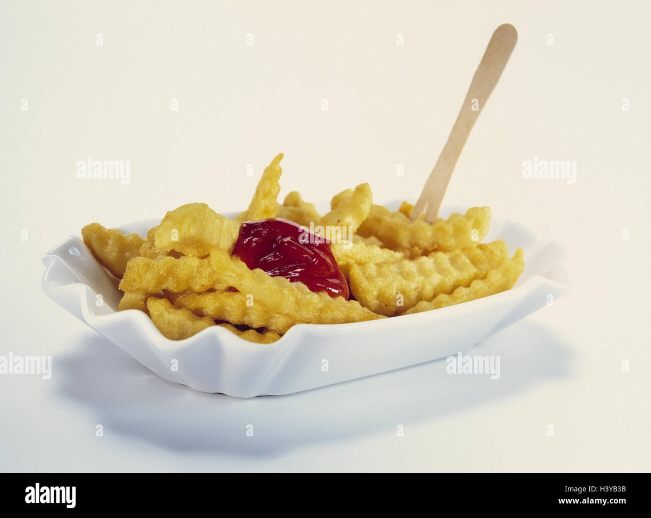 Buccia di porcellana, patatine, ketchup, ramoscello di legno, still life, cibo, mangiare, nutrizione, unhealthily, Francese fregio, piatto di patate fritte, piatto di lato, ricco di calorie, calorie, Bold, studio Foto Stock