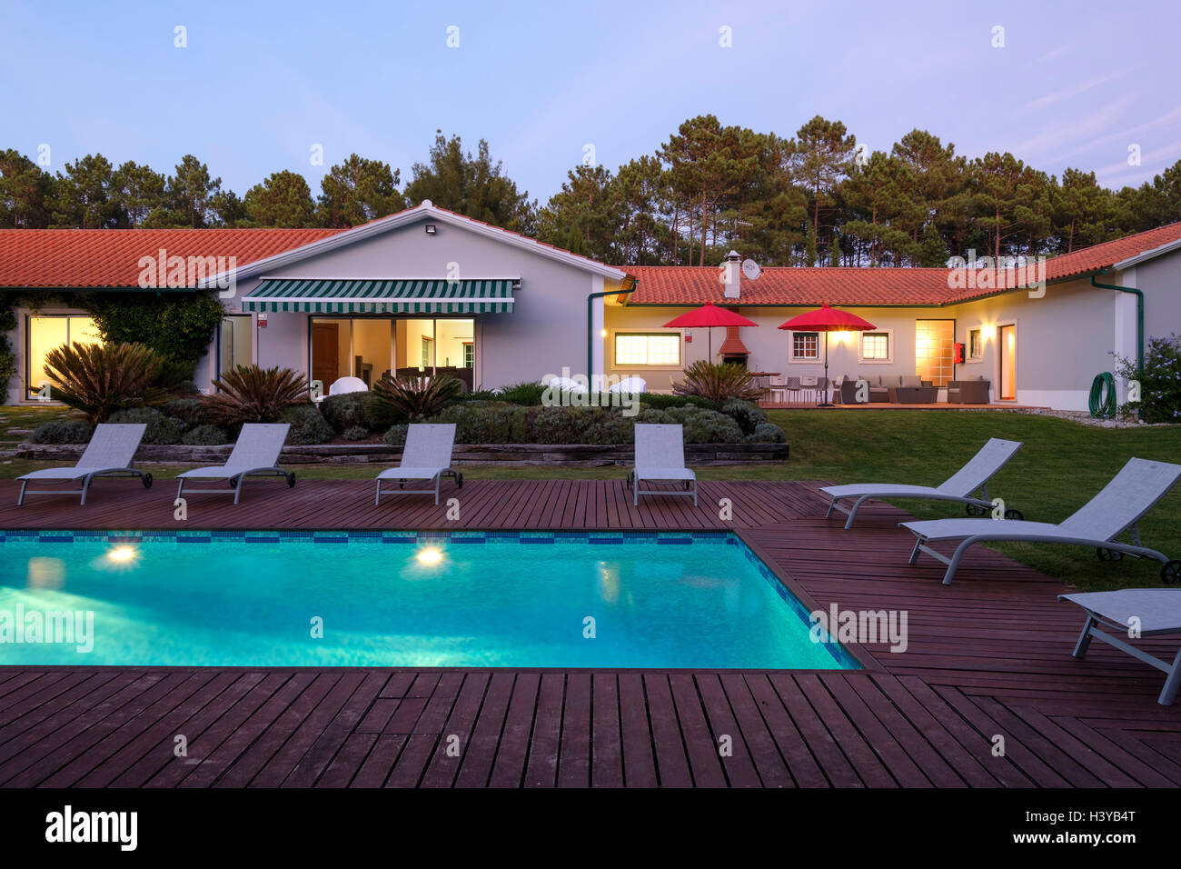 Grande casa con piscina all'aperto Foto Stock