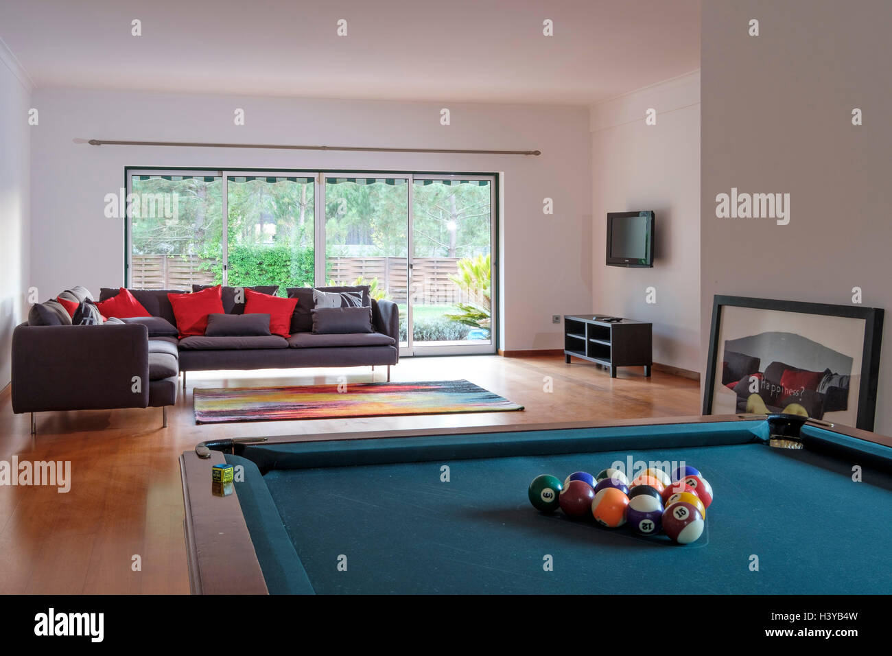 Tavolo da biliardo nella sala giochi a casa Foto Stock