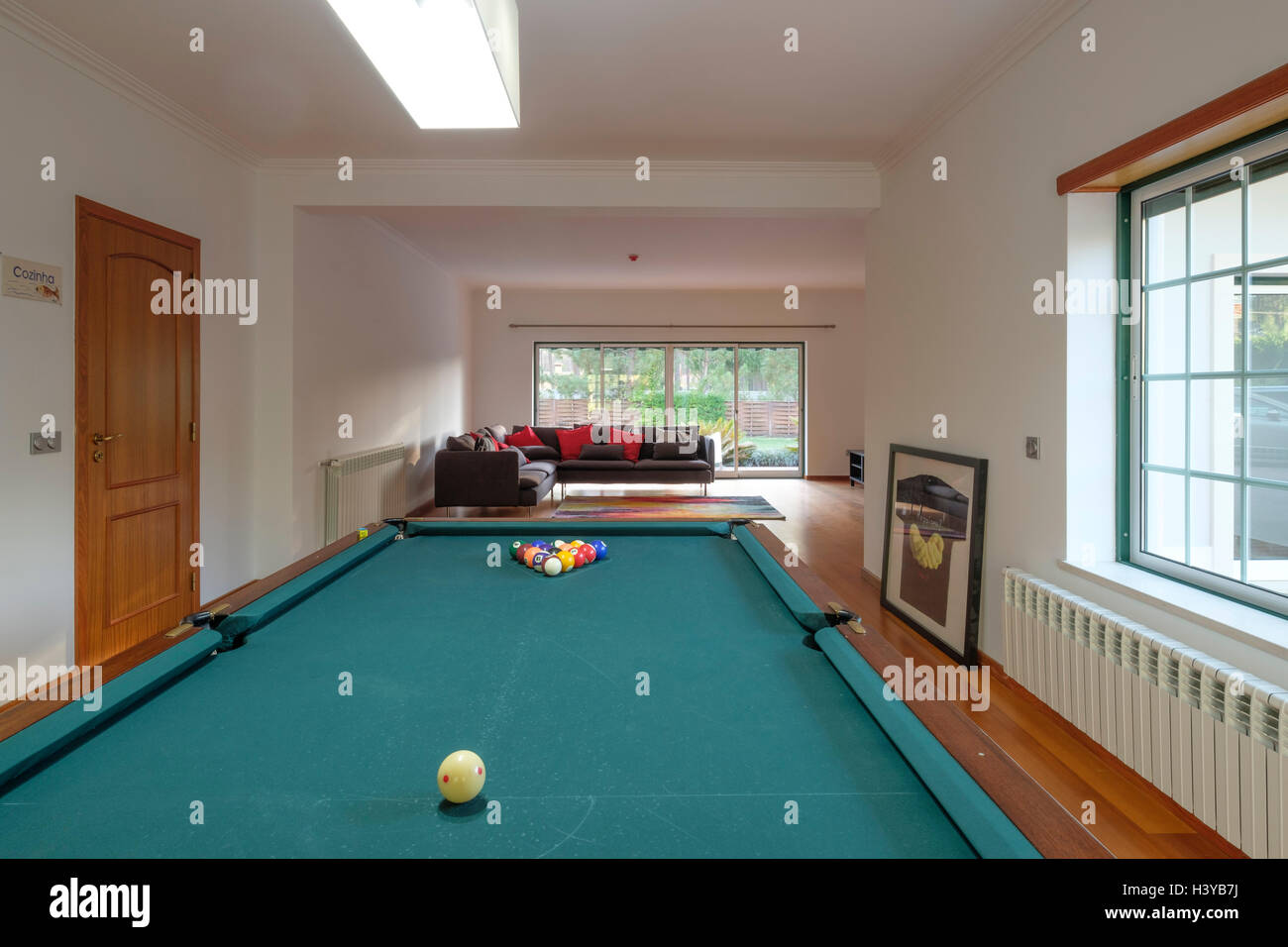 Tavolo da biliardo nella sala giochi a casa Foto Stock
