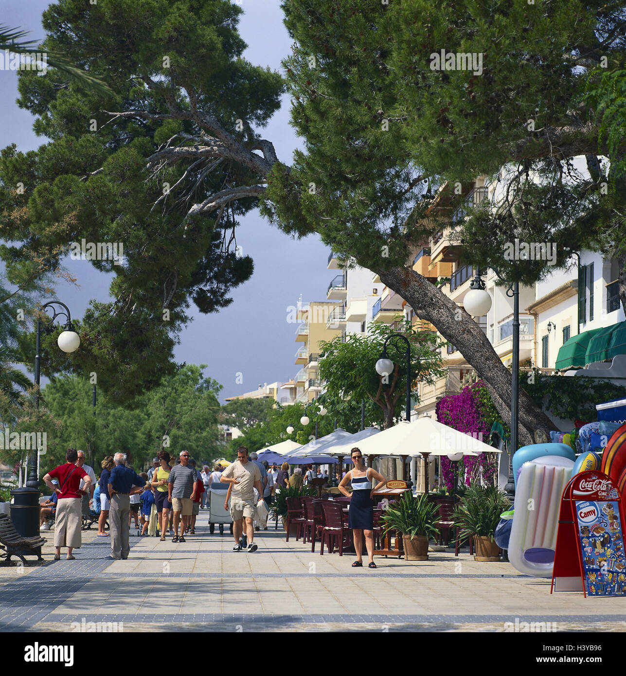 Spagna, Maiorca, Port de Pollenca, street cafe, pedonale nelle isole Baleari, isola, mare Mediterraneo, promenade, Uferstrasse, vacanziere, turistico, turismo, estate, vacanze, passante Foto Stock