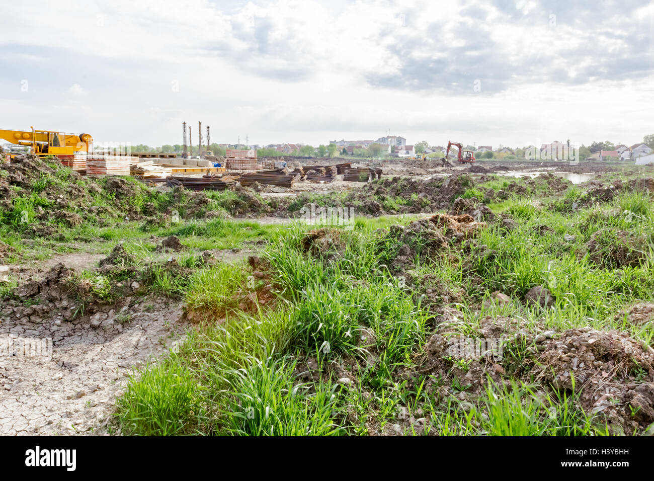 Il paesaggio si trasformano in area urbana con macchinari, persone stanno lavorando. Vista sul sito in costruzione. Foto Stock