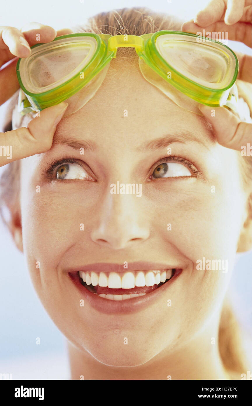 Donna, giovane, occhiali da nuoto, ridere, modello rilasciato, sportive, sport, sport d'acqua, nuoto, nuotare, subacqueo occhiali, tempo libero, hobby, espressione felice, gioia, felice, contently, umore, positivamente, molto vicino Foto Stock