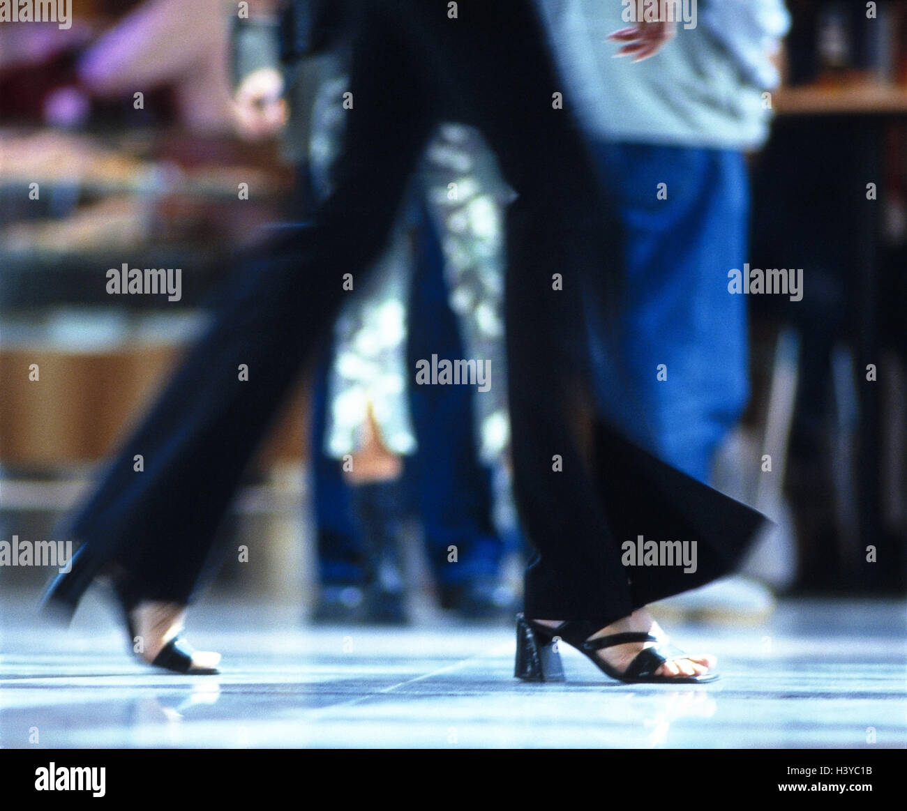 Donna, dettaglio, gambe dei pantaloni, movimento department store, acquisto di passaggio, dettaglio, passante, pedonale dello shopping, il piede femminile, estate scarpe, sandali, pantaloni svasati Foto Stock