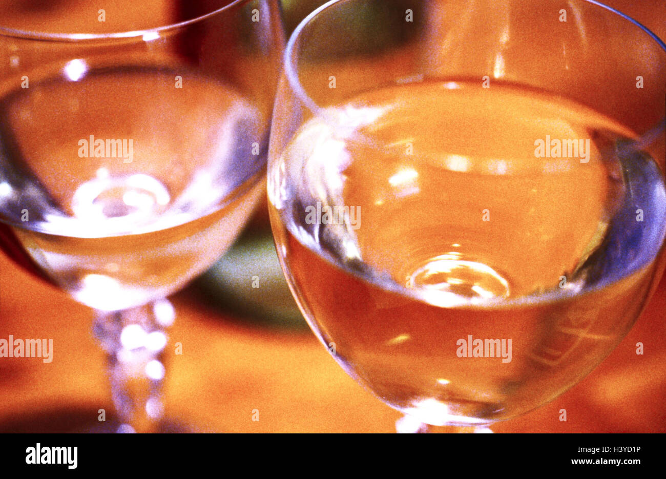 Wineglasses, vino bianco, vicino, ancora in vita, acqua minerale, vetro, bicchieri di vino bianco, bicchieri di vino, due, alcol e bevande alcoliche, Foto Stock