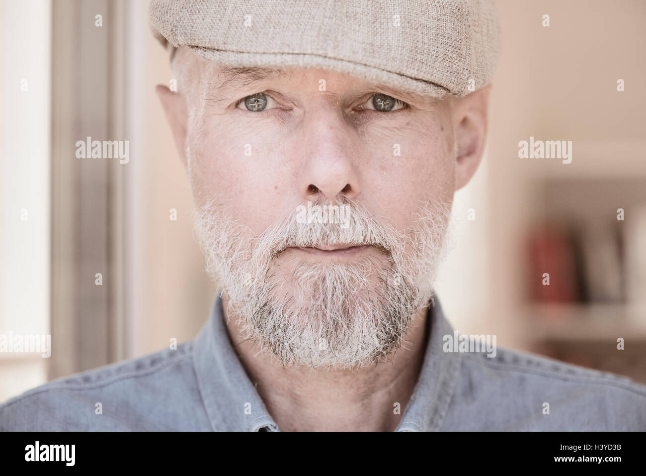 Ritratto di vecchio uomo guardando la fotocamera. Gravi e determinate espressioni facciali. Foto Stock