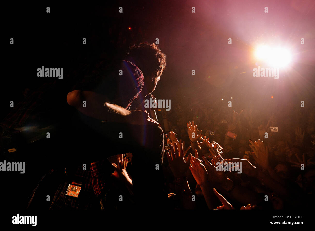 Barcellona - MAR 13: il cantante dei Simple Plan (BAND) esegue con la folla a Razzmatazz club. Foto Stock