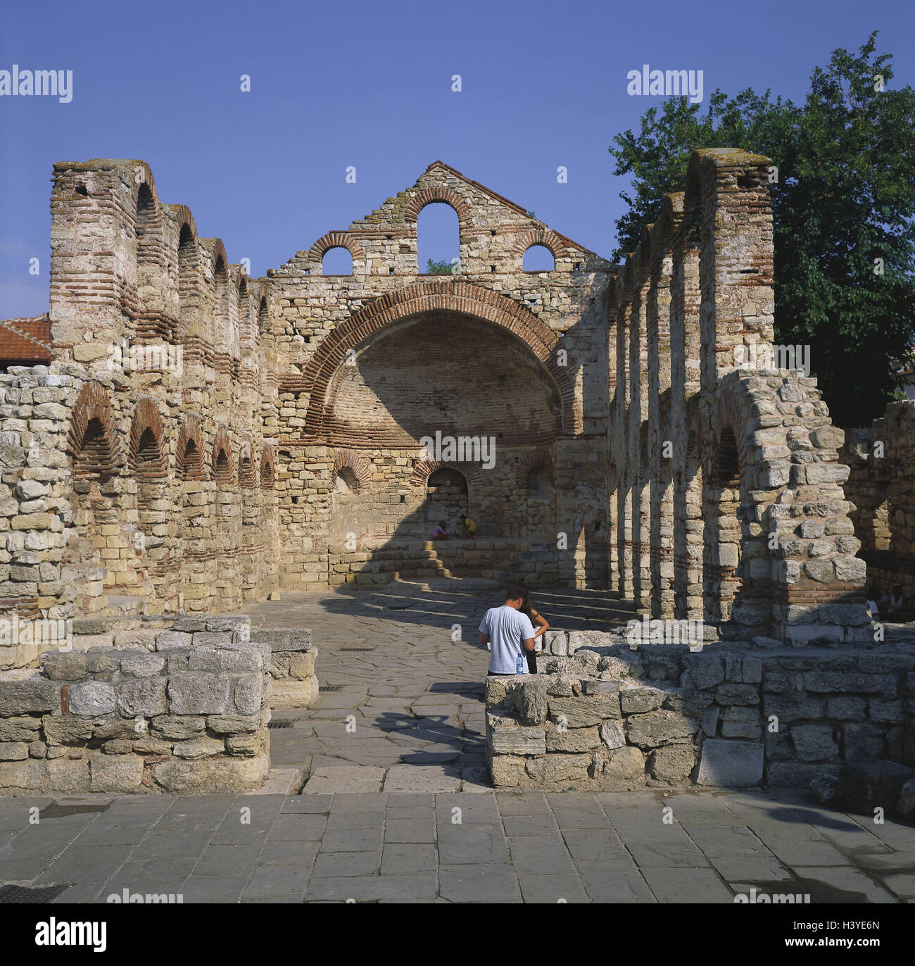 La Bulgaria, Nesebar, metropoliti vecchia chiesa, rimane, turisti, Sudest Europa, Nessebar, Sveta Sofija, chiesa, rovina, struttura, 'Starata Mitropolia', architettura e cultura, luogo di interesse, turismo, esterno Foto Stock