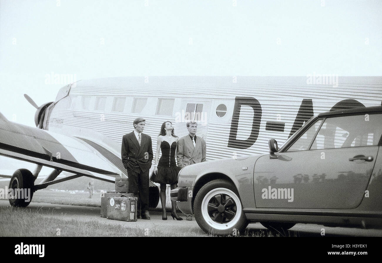 In aereo passeggeri delle compagnie aeree, auto, nostalgia, b/w, airfield, laminazione di traiettoria, campo di atterraggio, pista, i passeggeri del volo, i passeggeri, viaggiatori, viaggio, viaggio in aereo, persone, tre, veicolo, arrivo nostalgicamente Foto Stock