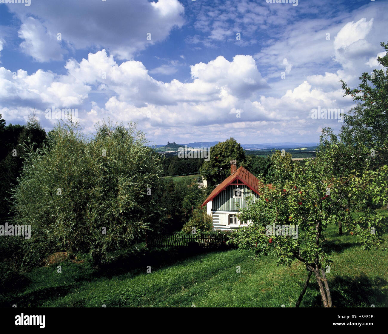 Repubblica ceca, Boemia, casa, frutteto, Europa, scenario, edificio, casa residenziale, giardino, sfondo, castello Trosky Foto Stock