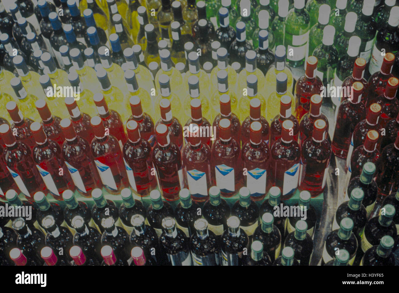 Le bottiglie di vino, diversamente dal di sopra, still life, la fotografia del prodotto vino, bottiglie, vino rosso, vino bianco, vino rosato, bottiglie di vino rosso, il vino bianco bottiglie, alcol, il commercio del vino, le vendite del vino Foto Stock