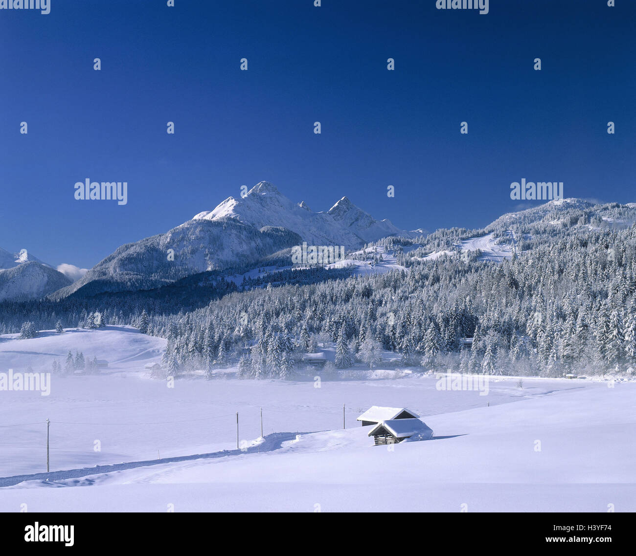 In Germania, in Baviera, Werdenfels, gamma di Wetterstein, granaio, paesaggio invernale Baviera, stagione invernale, neve, vicolo del paese, cancellata meteo pietra, lago stretto, paesaggio di montagna, coperta di neve, superficie della neve, intatta, nevicata fresca, piste di sci di fondo, fienili in legno, capanna in legno, natura, montagne, montagne Foto Stock