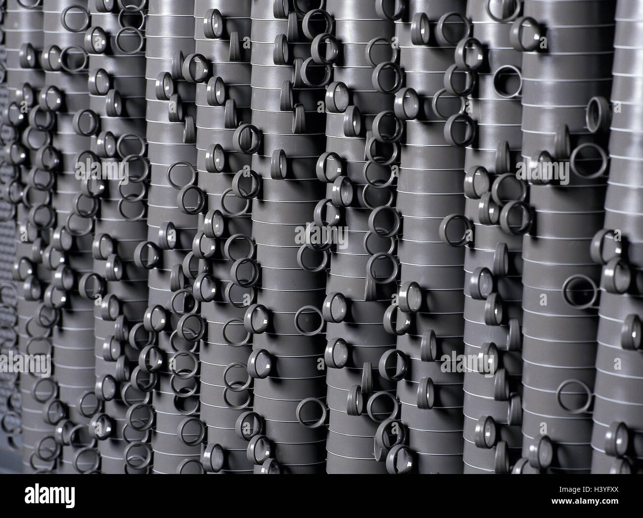 I bicchieri di plastica, impilati, b/w, tazze di plastica e i bicchieri di plastica in plastica, bicchieri, vasi potabile, in ogni altra, batch, molti, numero enorme, scelta, importo, ripetizione, uniformità e monotonia, ordine chiaro fino, ordinatamente, piatti e stoviglie di plastica, la fotografia del prodotto Foto Stock