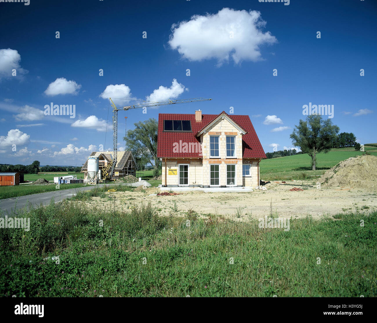 In Germania, in Baviera, Wertingen, la costruzione di una casa, case residenziali, conchiglie, Svevi, Costruzione, costruzione di beni immobili residenziali propri, home, real estate, abitazioni unifamiliari, case, uomini al lavoro, nuovi edifici, la nuova area di costruzione, ambiente silenzioso Foto Stock