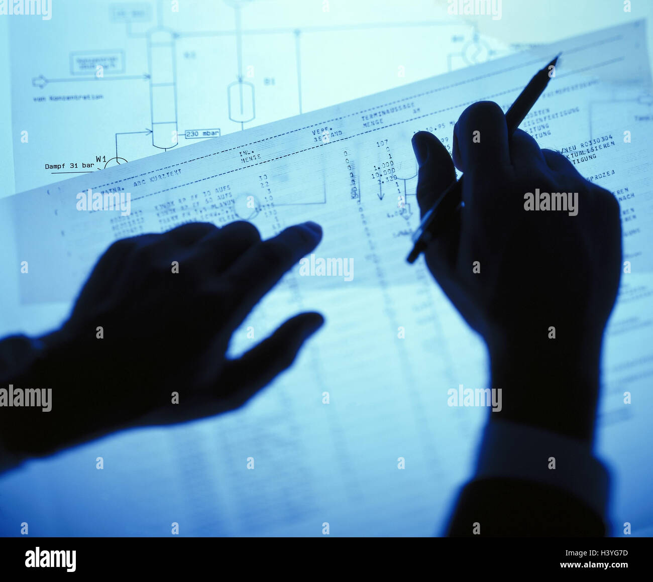 Ufficio pianificazione, basi mani dell'uomo, silhouette, lavoro, pianificazione, scenografo, calcolo calcolare, modificare il trattamento, il controllo, il controllo tecnico, ingegnere, Foto Stock