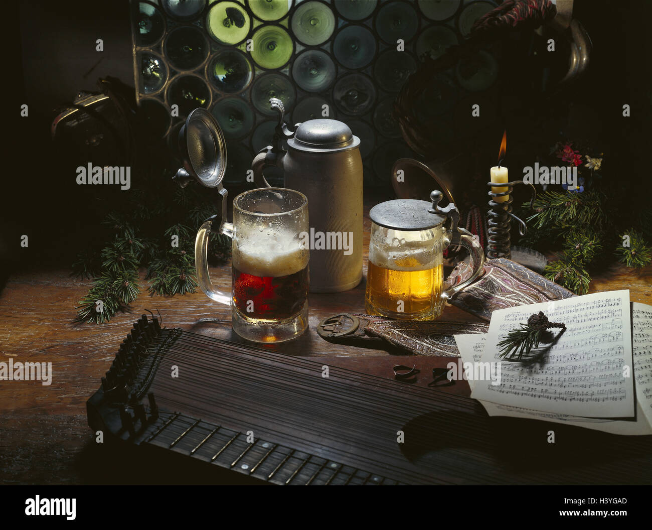 Boccali da birra, cetra, fogli di musica, still life, still life, all'interno, Baviera, in Baviera, strumento musicale, presentate spennate strumento, birra, caraffe, boccali da birra Foto Stock
