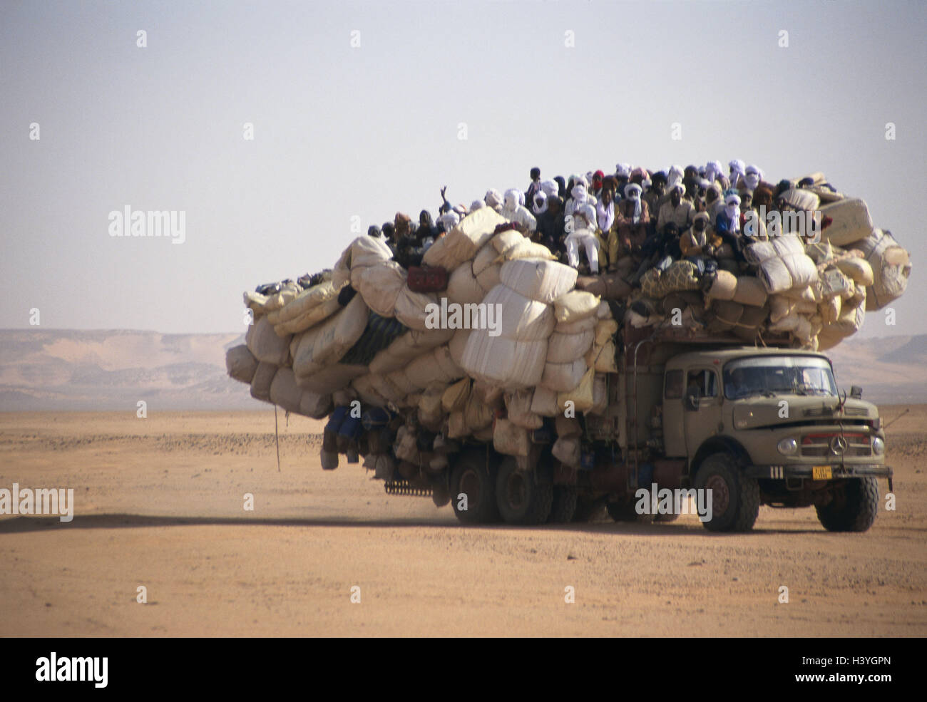 Il Ciad, Borkou, wadi Doum, pista di sabbia, carrello, overcrowds, centrale, Africa, paese senza sbocco sul mare, Sahara Deserto, paesaggi selvaggi, carrello, carrello, trasporti, promozione, costi, persone locali, Florida Foto Stock