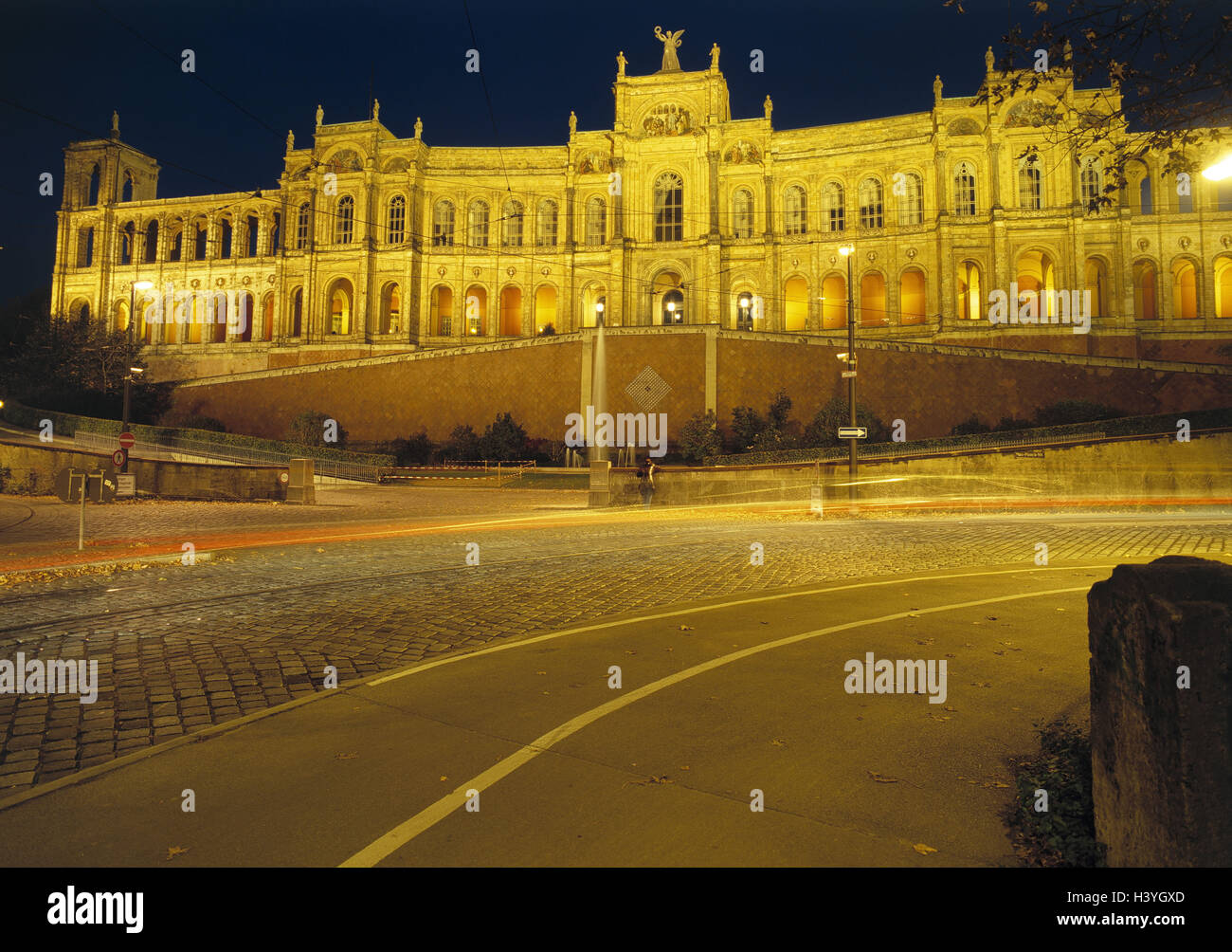 In Germania, in Baviera, Monaco di Baviera, Maximilianeum, notte, Europa, Sud della Germania, Alta Baviera, capitale dello stato, parte comune, Parlamento Bavarese, edificio di architettura, si accumula nel 1857 - nel 1874, il luogo di interesse, street, illuminazione, illuminateded Foto Stock