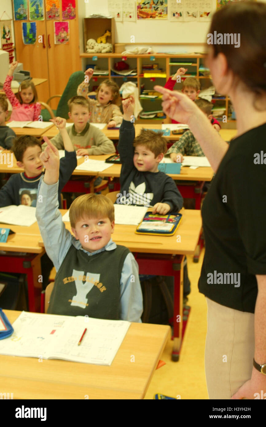 Aule, lezioni, scolaro, indicare, insegnante, gesto, NESSUN USO negativo scuola, classe, banco di scuola, scolaro, bambini, scuola bambini 7 - 10 anni, donna, professione, informare, cooperazione, mano figura, annunciare, attenzione, interesse, conoscenze, info Foto Stock