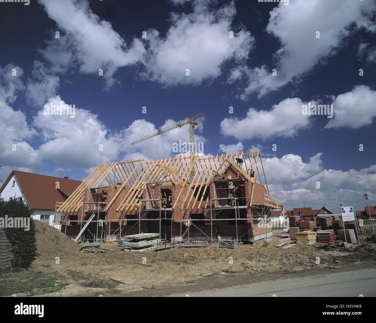 Blocco di appartamenti, shell, la costruzione, la costruzione, la costruzione di una casa, capriata, pick, casa, uomini al lavoro, materiali da costruzione, la coltivazione, esterno Foto Stock