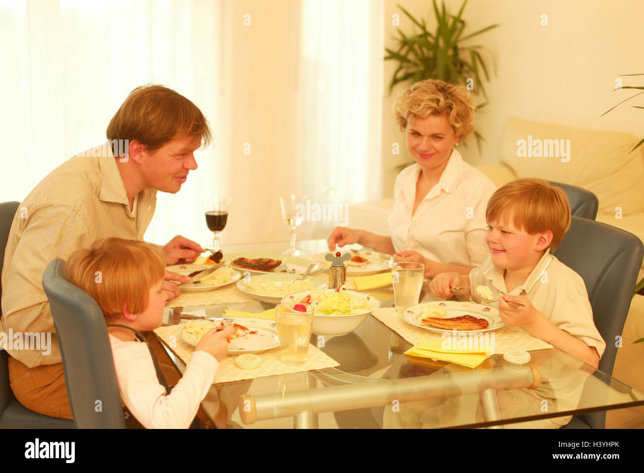 La famiglia, il pranzo insieme privatamente, genitori, figli, due, boy, ragazza, mezzogiorno, mangiare, nutrizione, cotoletta, purè di patate, piatto, cibo, pasto, cibo, mangiare, comportamento, istruzione, educazione, la vita di famiglia, l'armonia all'interno Foto Stock