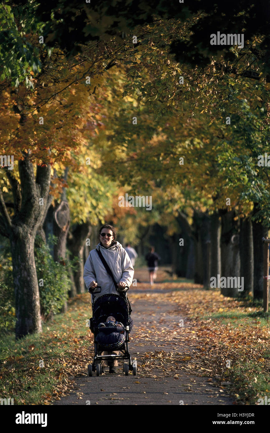 Strada forestale, donna, bambino trasporto, a piedi, in autunno, park, parco, foresta, modo, dado, infantile, Passeggiata d'autunno, tempo libero e attività, insieme, assistenza, istruzione, fogliame autunnale, Fogliame, foglie, esterno Foto Stock