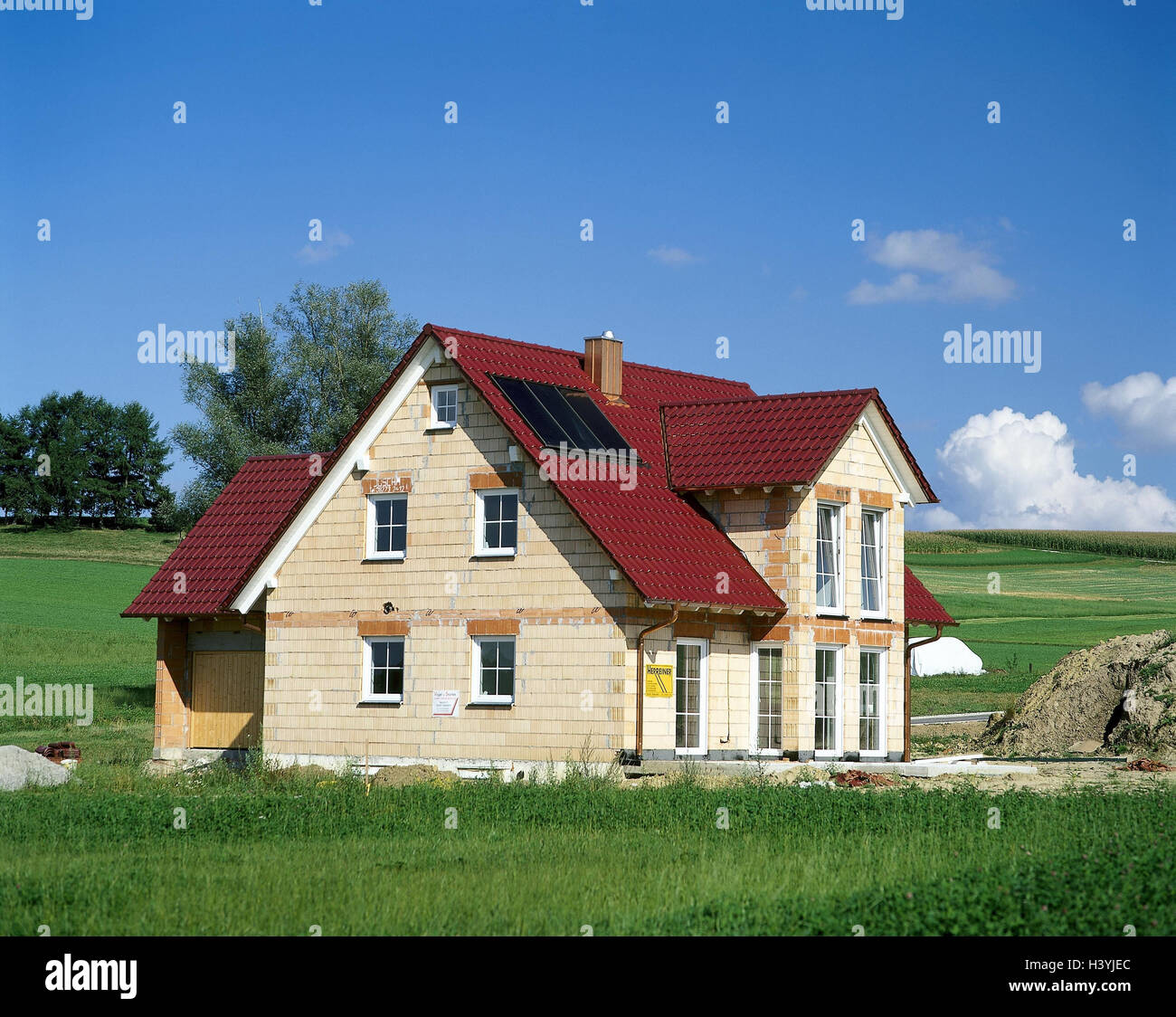 In Germania, in Baviera, Wertingen, la costruzione di una casa, casa residenziale, shell, Svevo, Costruzione, costruzione di beni immobili residenziali propri, home, immobiliare, casa unifamiliare, house, uomini al lavoro di nuova costruzione nuova costruzione, ambiente silenzioso prato Foto Stock