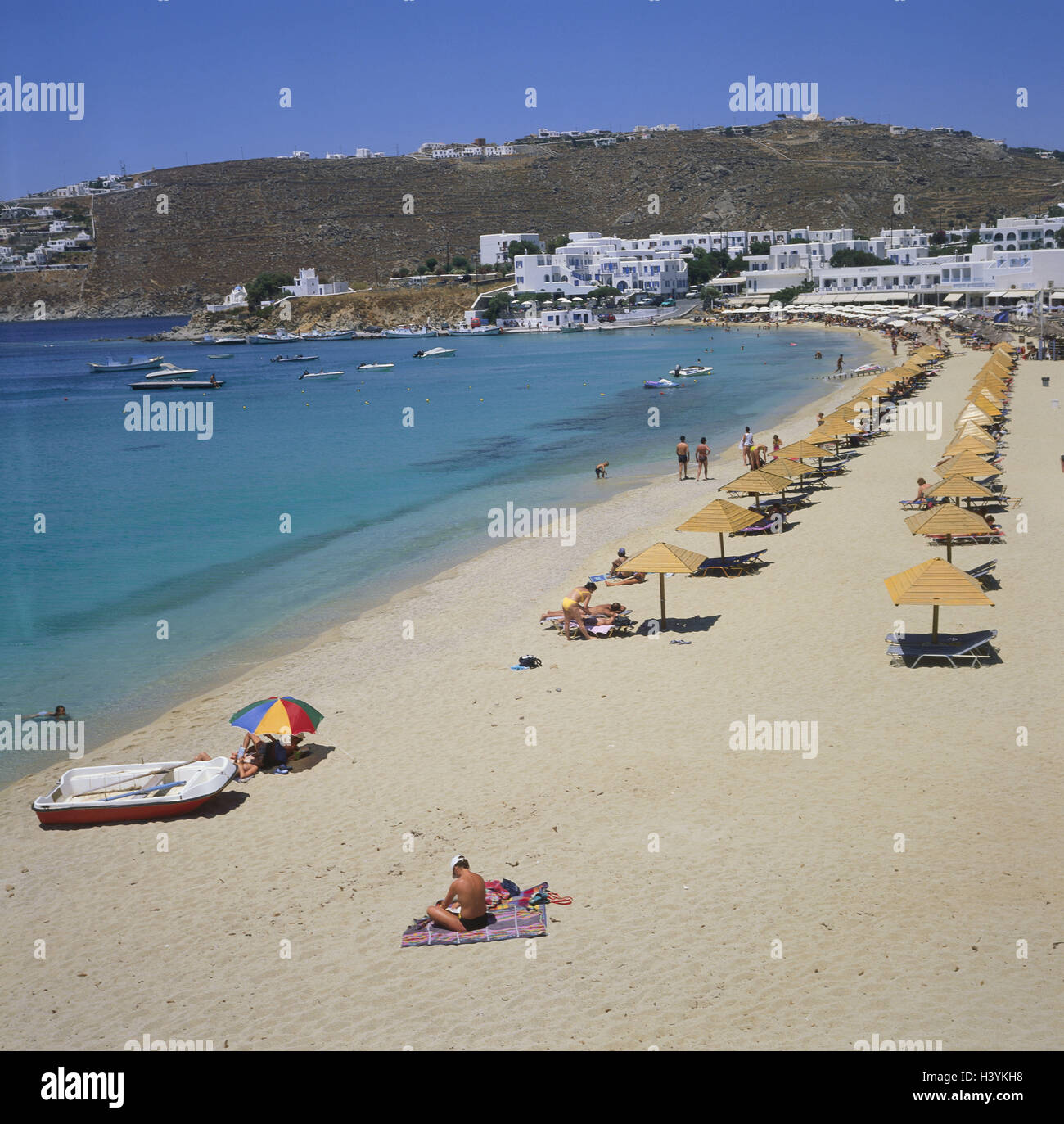 Grecia CICLADI isola Mykonos, Platis Jalos, spiaggia, l'Europa, il Mar Egeo, spiaggia, ombrelloni, vacanza, riposo, stivali, mare, acqua, spiaggia, esterno Foto Stock