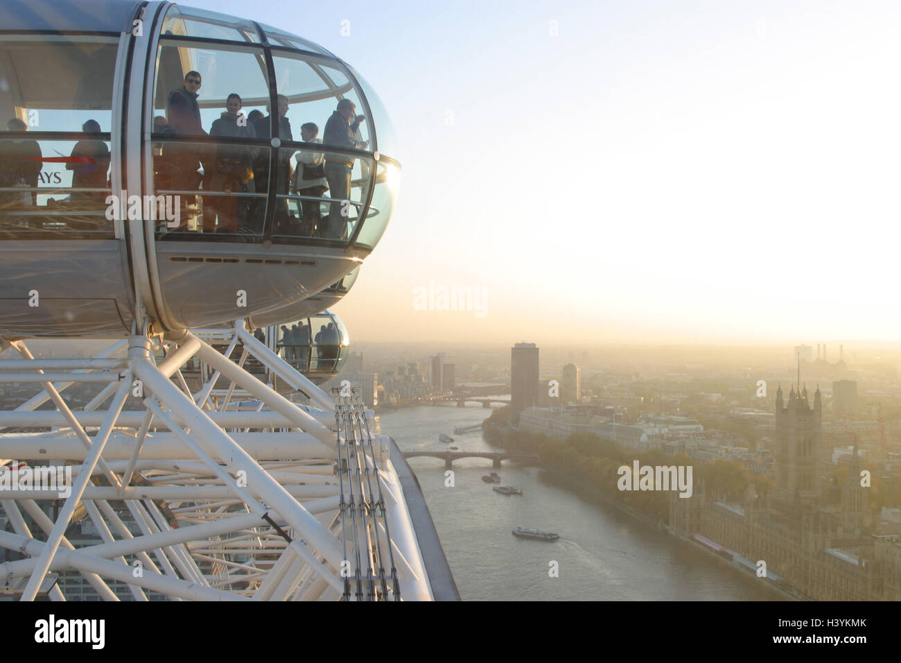 Gran Bretagna, Londra, Big Dipper, London Eye, la cabina passeggeri, panoramica sulla città, il Tamigi, nessun modello di rilascio!, Inghilterra, città capitale, luogo di interesse, Millennium Wheel, attrazione, la guida business, il divertimento e tempo libero, luogo di interesse, attrazioni turistiche, gondola, turistico, look out alta, altezza, vista fiume, alcuna proprietà di rilascio, Foto Stock