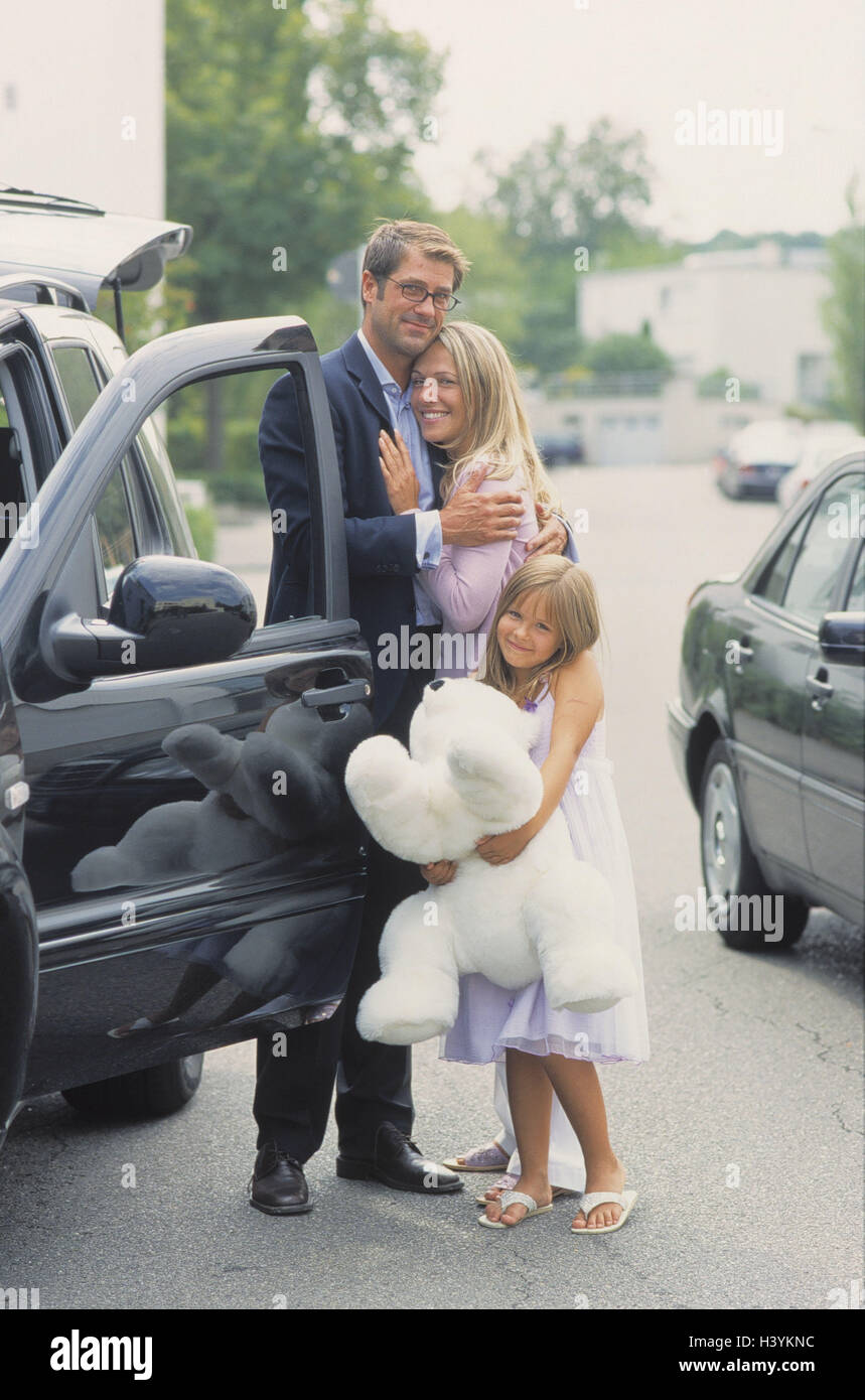 Auto, uomo, respingere, donna, bambino, occupazione, viaggio di lavoro, l'assenza, autovetture, driver, porta auto apertamente, padre, attivamente, pila, abbracciare il dado, abbracciare, magro, filiale, ragazza, giocattolo morbido, Teddy bear, partenza, dimissioni, partenza, arrivo homecom Foto Stock