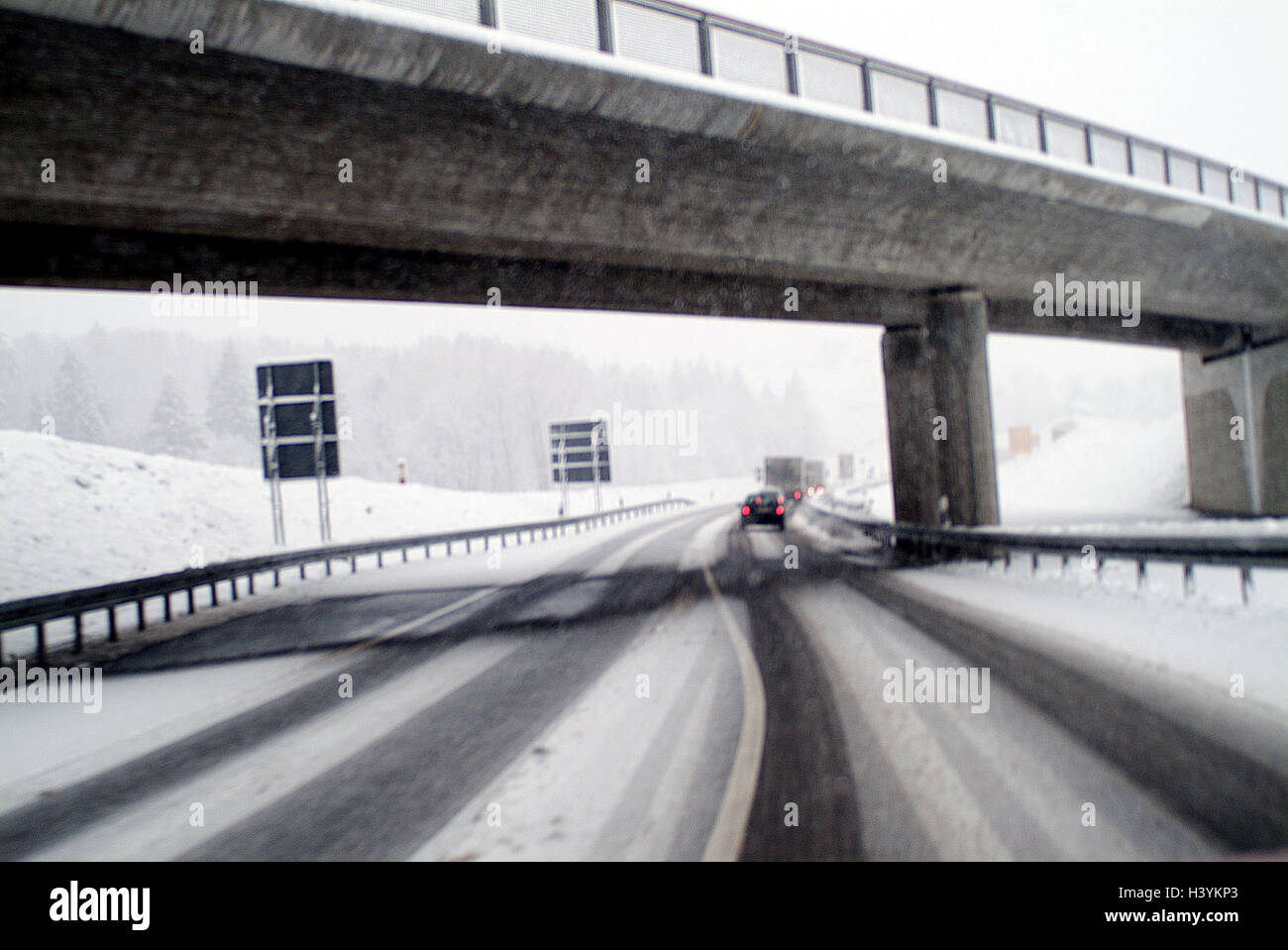 Autostrada, strada di relazioni, invernale, traffico, bridge, trunk road, impianto di traffico, stradali, traffico, street, multi-lane, ponte dell'autostrada, automobili, veicoli automobili, vista posteriore, viaggio, vai, visualizzare le relazioni male, le condizioni del traffico, guida relatio Foto Stock