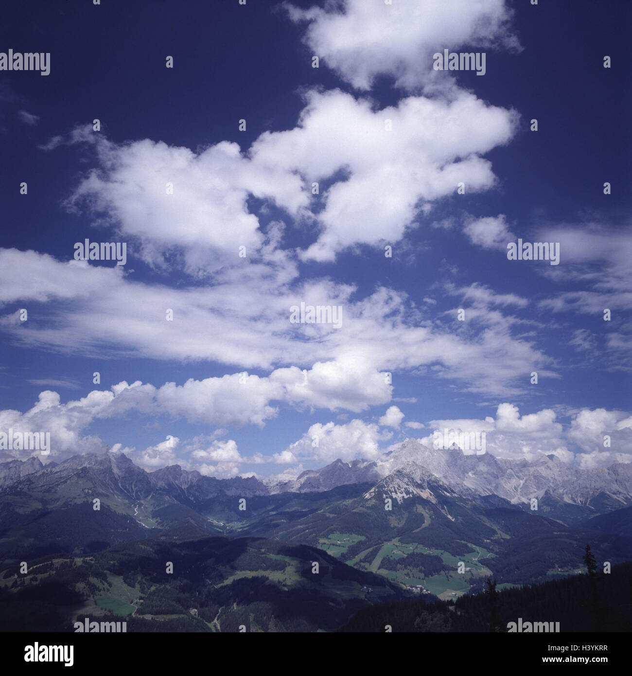 Austria Salzburg Pongau, radian town, cavallo di fuoco, 1768 m, vista Dachsteingebirge, Europa, abitante del paese di Salisburgo, il paesaggio di montagna, montagne, tetto in pietra, calce settentrionale delle Alpi, alpi, bellissimo nuvole, cielo molto nuvoloso Foto Stock
